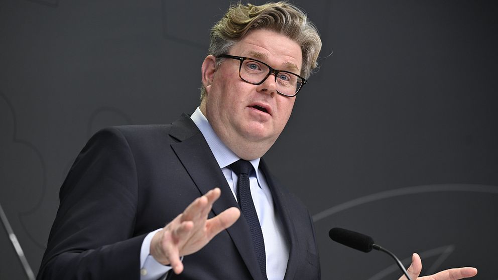 Jusitieminister Gunnar Strömmer på presskonferens.