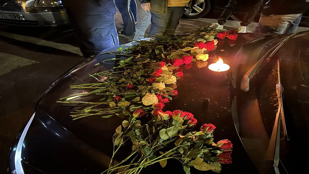 Blommor och ljus på en motorhuv.