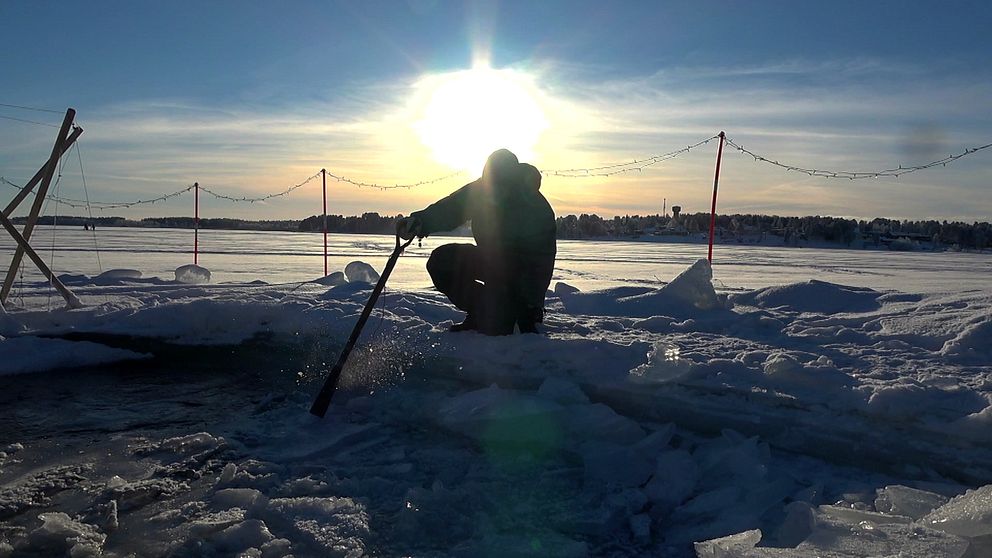 Pontus Wikström från föreningen Kallis i Luleå knackar is i en isvak.
