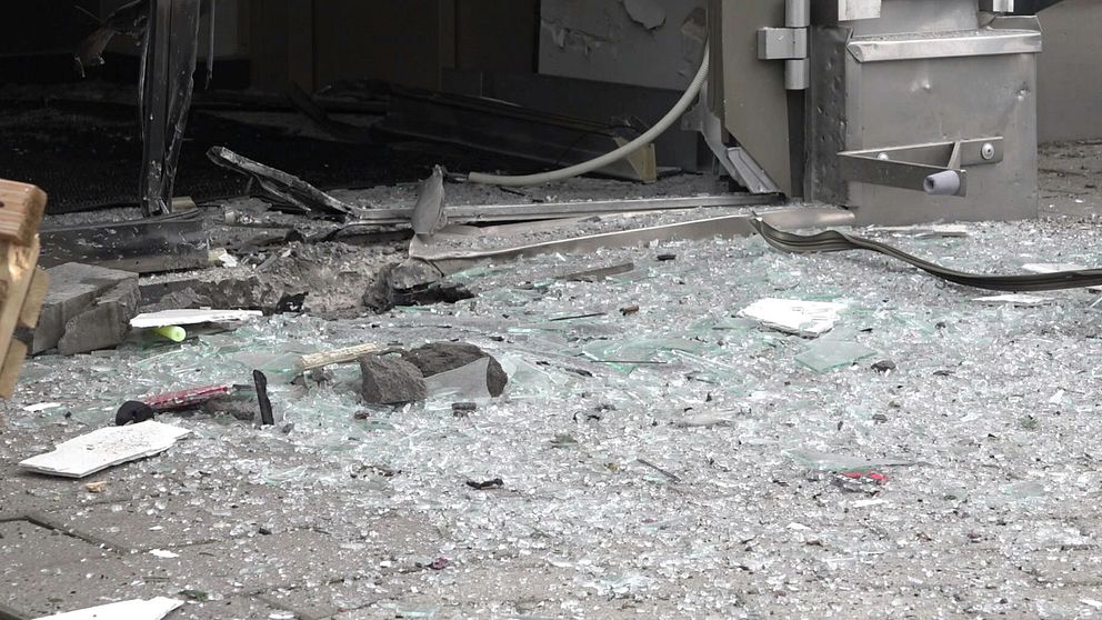 Glassplitter från en explosion vid bostadshus i Falkenberg.