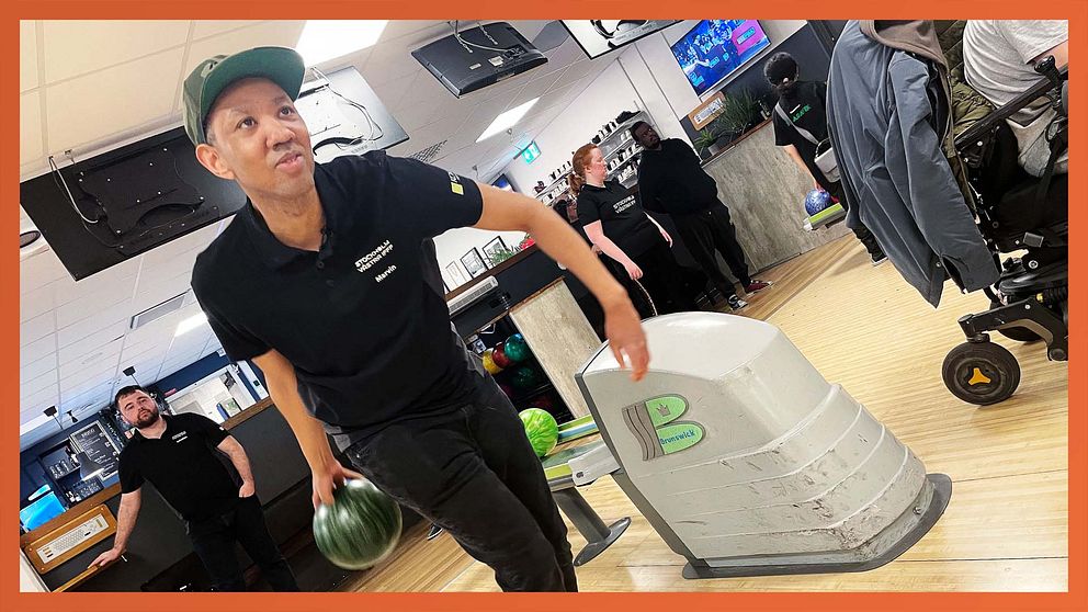 Marvin Semakala, i mörk pikétröja, bowlar, andra personer väntar vid banan. Bowlingmiljö.