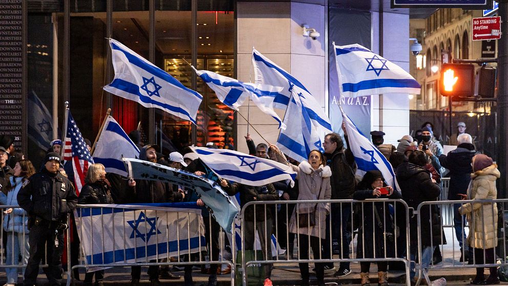 Demonstranter viftar med den israeliska flaggan utanför FN:s säkerhetsråd.