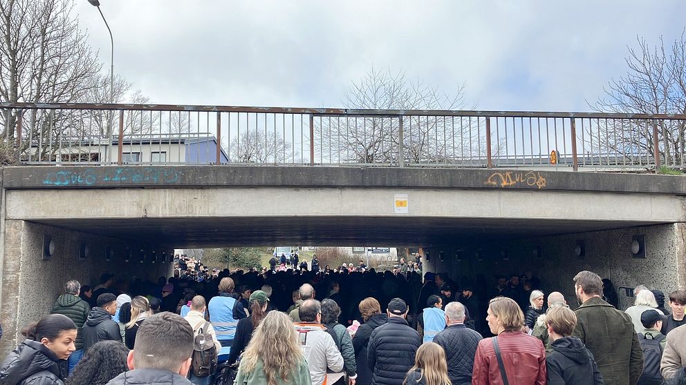 Folksamling vid gångtunnel