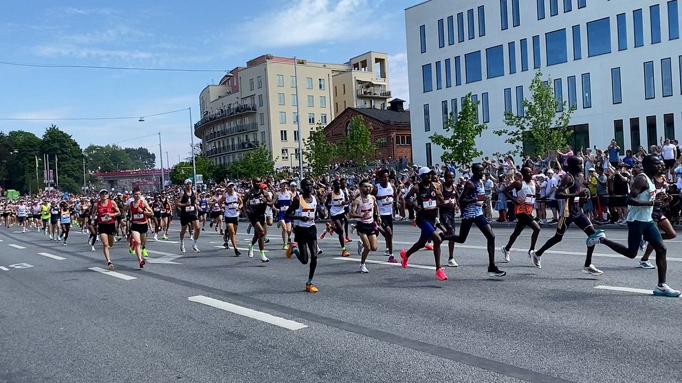 Löpare tar täten i Stockholm maraton.