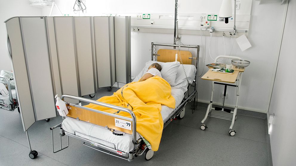 en patient ligger i en sjukhussäng