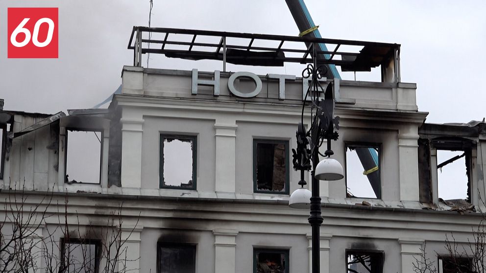 Skadat hotell i Helsingborg med utbrända fönster och synlig brandrök, där skylten ”HOTEL” är delvis synlig. En gatulampa står i förgrunden.
