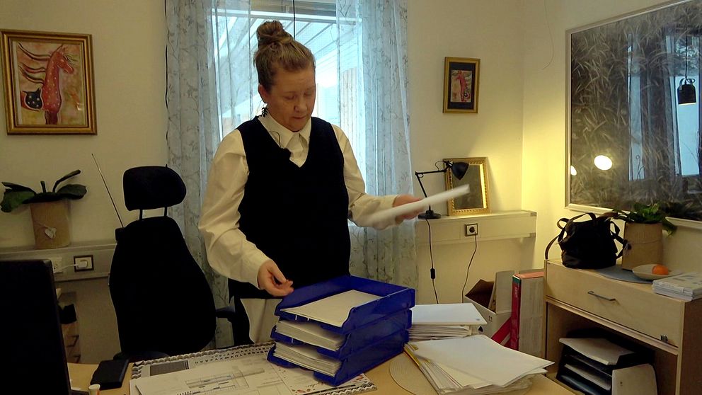 Mari Mattsson, personalplanerare på Bodens kommun, går igenom dokumentation.