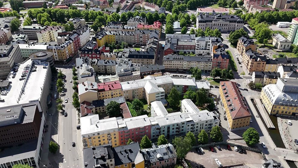 Fågelvy över stadskvarter i Norrköping med bostadshus, gröna träd och intilliggande gator.