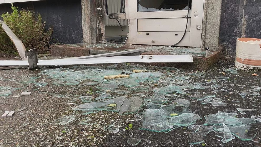 Glassplitter och trasig dörr efter explosion i Falkenberg.