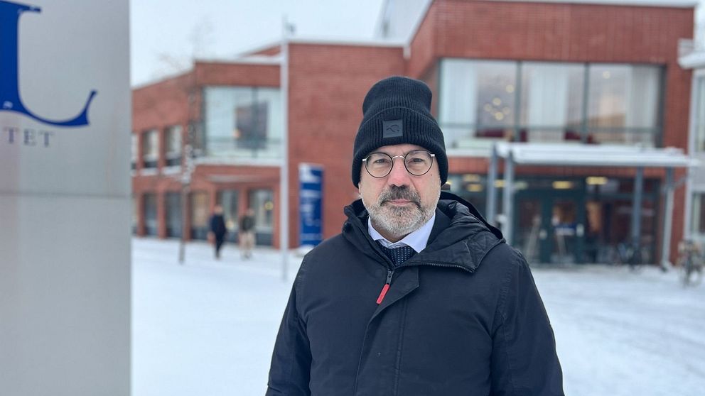 man som står utanför universitet