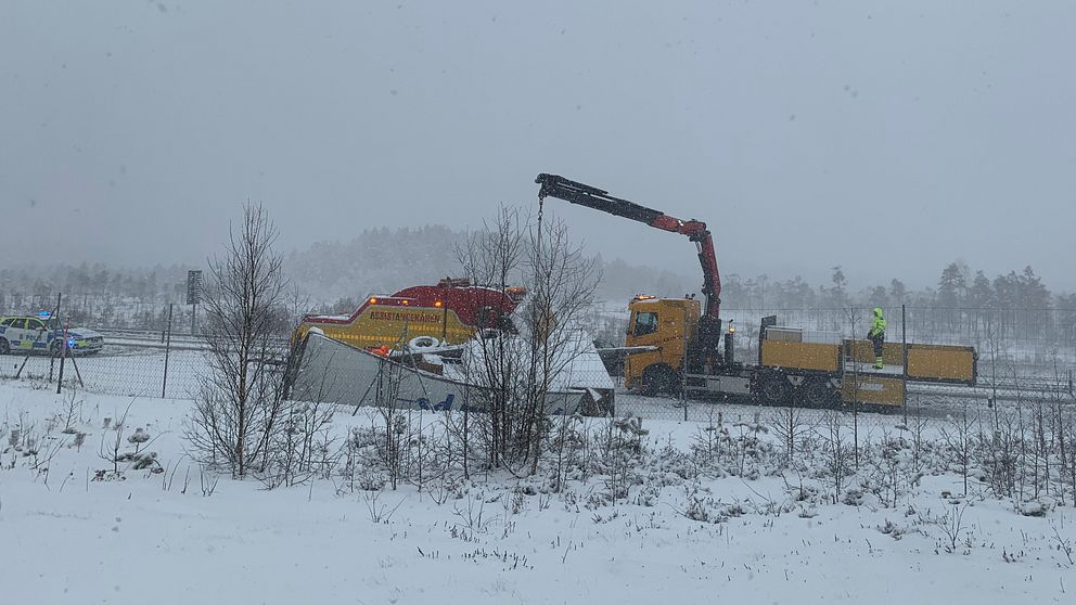 Bärgare som hjälper lastbil i snön