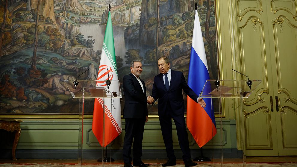 Irans och Rysslandsutrikesminister skakar hand.