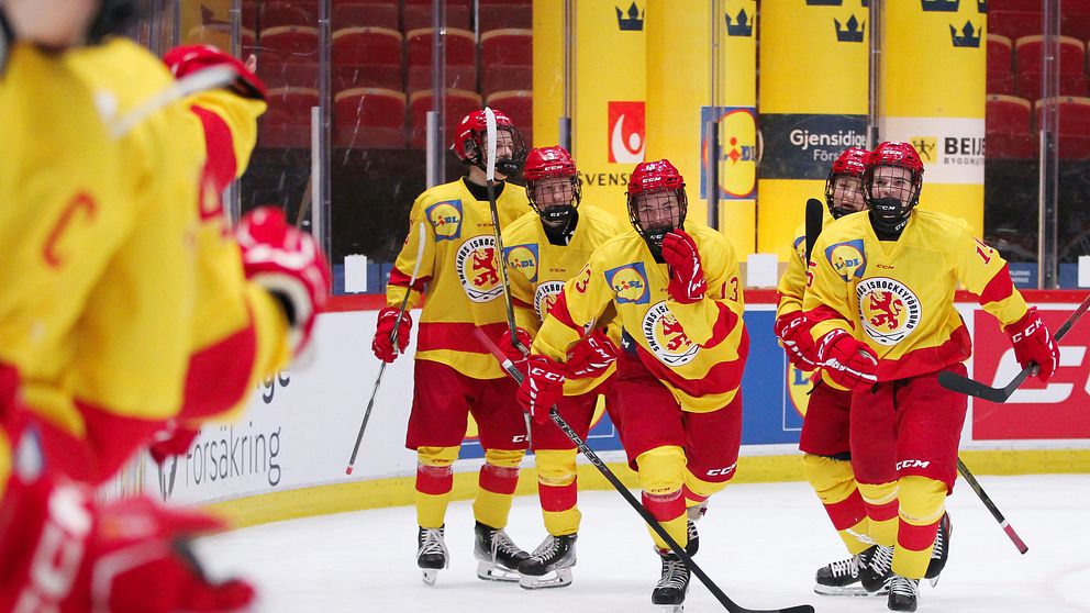 Smålands tv-puckslag på isen. Fem spelare åker samlat mot kameran.