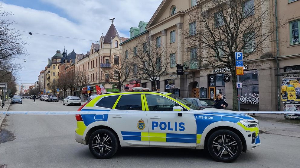 Polisbil framför avspärrningarna vid polishuset på Järnvägsgatan i Örebro.
