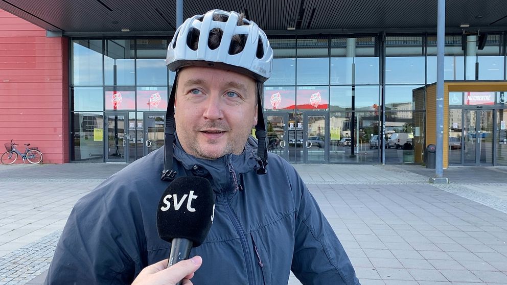 Johan Larsson från Kovland utanför Modos hemmaarena i Örnsköldsvik iklädd cykelhjälm.