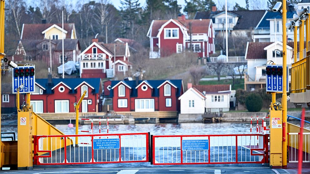hus som syns från en färja