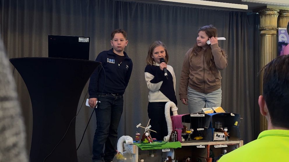 tre barn på en scen