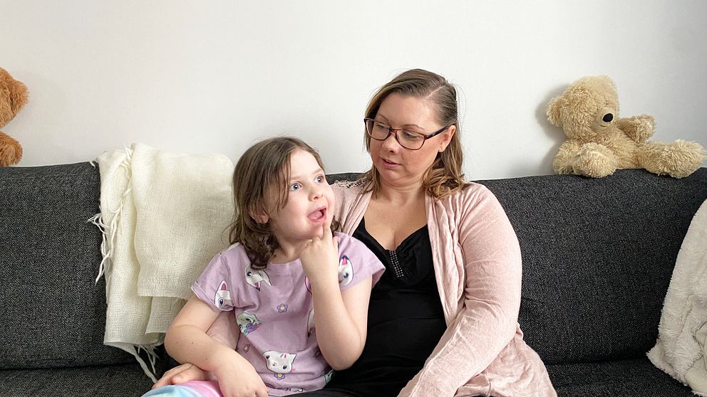 Mamman Emelie Andersson i Olofström tillsammans med sitt barn Stefania.