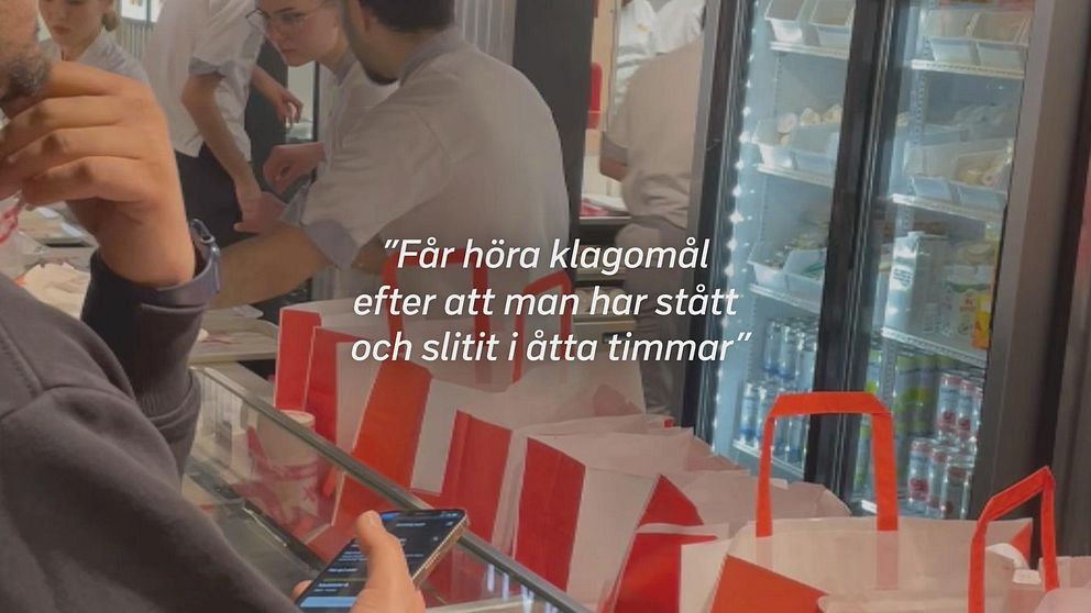 Papperspåsar uppradade vid kassan på en snabbmatsrestaurang.