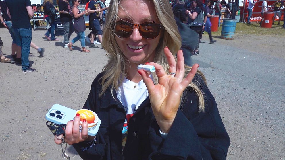 Besökare på Sweden Rock visar upp gratis mensskydd.