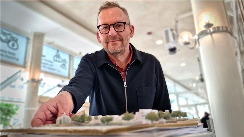 Carl Arnö, stadsbyggnadsdirektör i Västerås stad, står lutad över en prototyp i 3D, som visar hur Västerås kan se ut 2050.