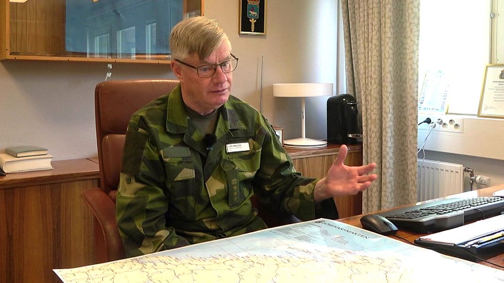 Överste Lars Karlsson, chef för norra militärregionen, sitter på sitt kontor framför en karta över Skandinavien.