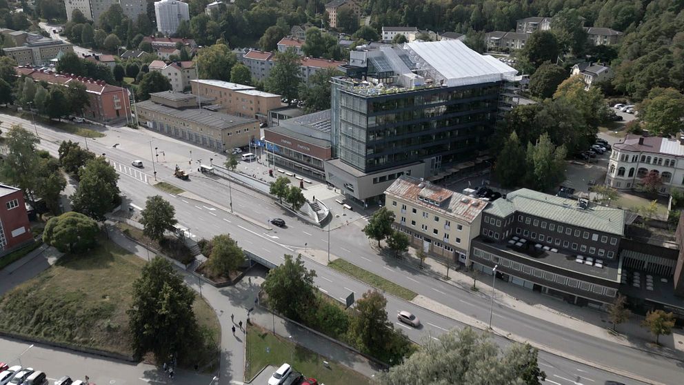 Luftbild av en del av Nyköpingsvägen i Södertälje. Med stadsmiljö med modern byggnad och grönområden i bakgrunden.