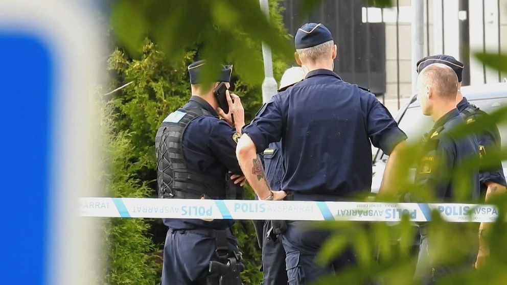 Poliser och ett avspärrningsband vid platsen för en av skjutningarna i Nyköping i augusti 2023.