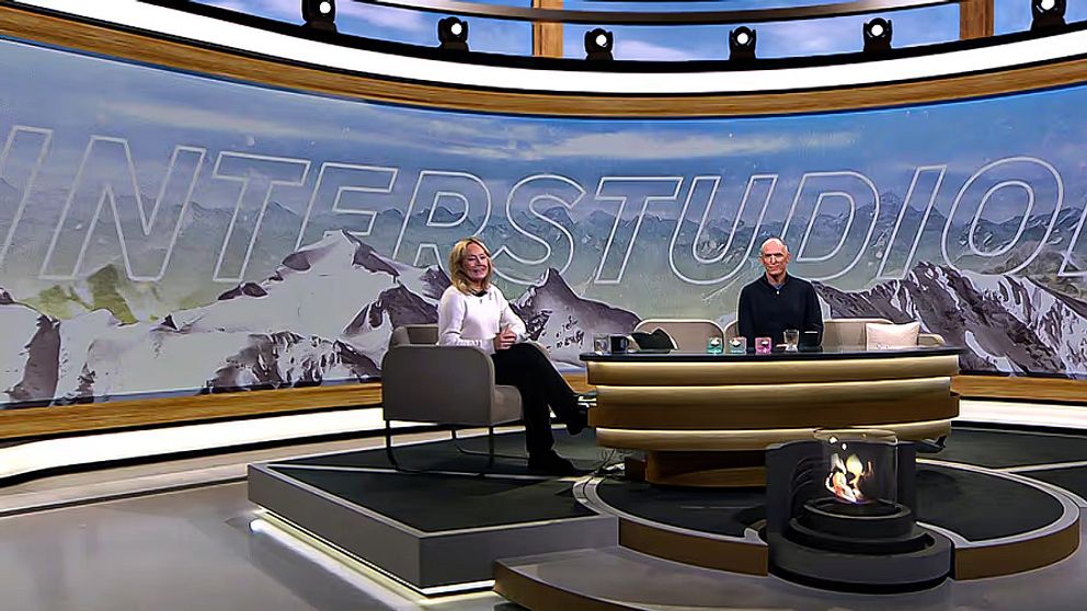 Programledare Yvette Hermundstad och skidskyttexperten Björn Ferry sitter i sofforna i Vinterstudion.