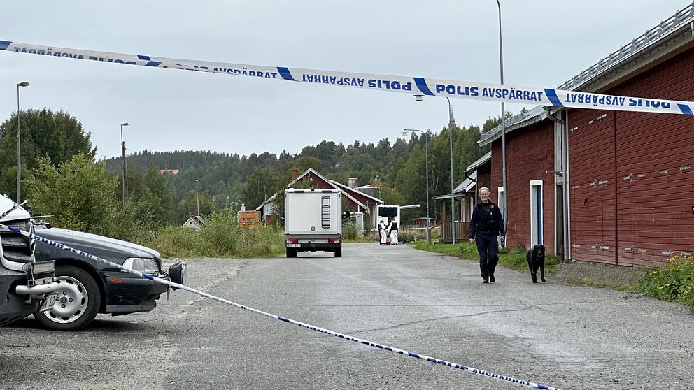 Polisen har spärrat av ett område i Vilhelmina efter att en person hittats avliden.
