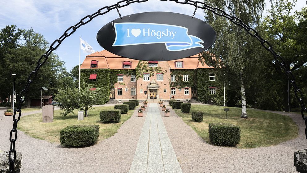 Bild på Högsby kommunhuset, med en skylt där det står ”Jag älskar Högsby”