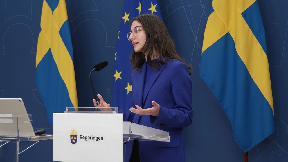 Romina Pourmokhtari i samband med presskonferens