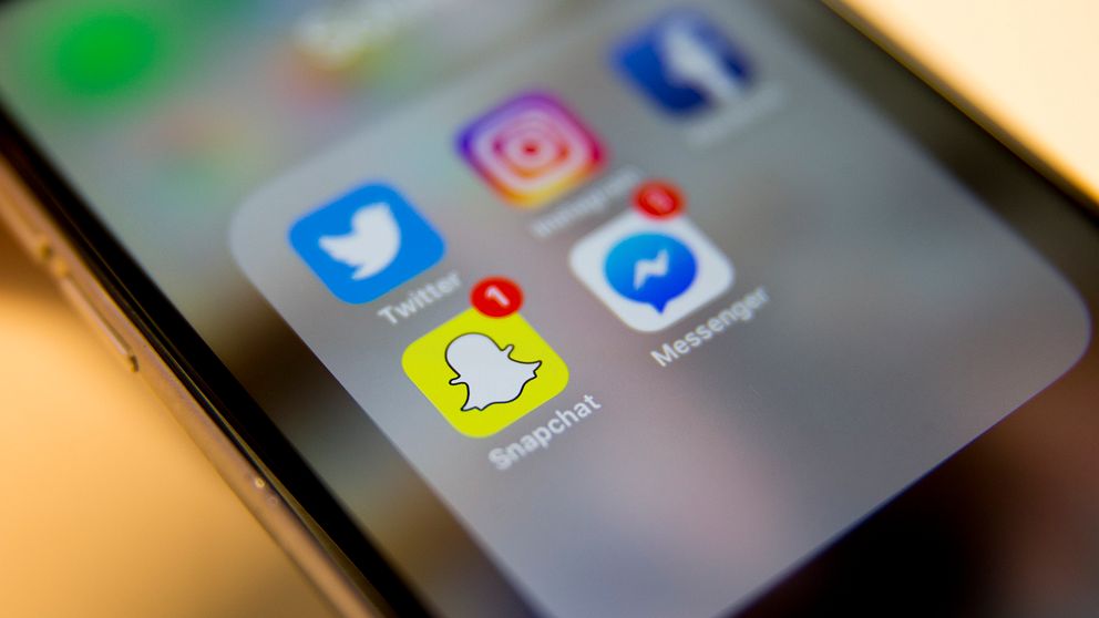 Smartphone-skärm med ikoner för Twitter, Instagram, Facebook, Snapchat och Messenger.