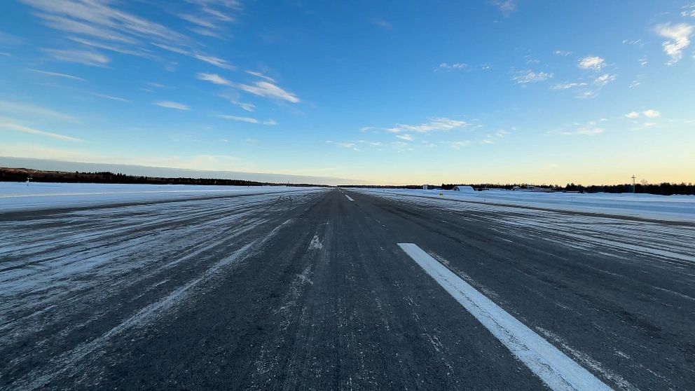 Bild över asfalten på Sundsvall Timrå Airport. Solen skiner.
