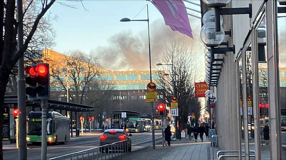 Röken från branden var synlig från långt håll