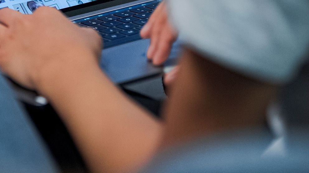 Person surfar bildgalleri på en bärbar dator.