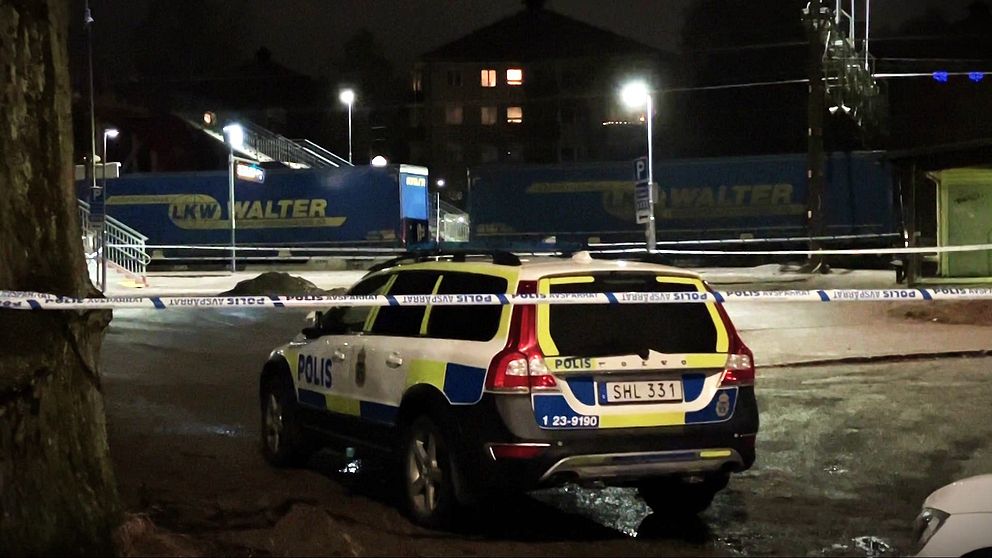 Polisbil innanför avspärrningarna vid Södra station i Örebro. I bakgrunden det godståg som körde över de de personerna som dog,