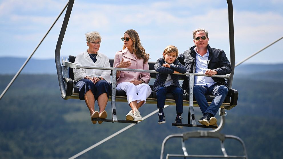 Dåvarande landshövding Berit Högman, prinsessan Madeleine, Hertigen av Ångermanland Prins Nicolas, och Christopher O'Neill åker linbana tillsammans upp till toppen av Skuleberget i Ångermanland vid ett besök 2022