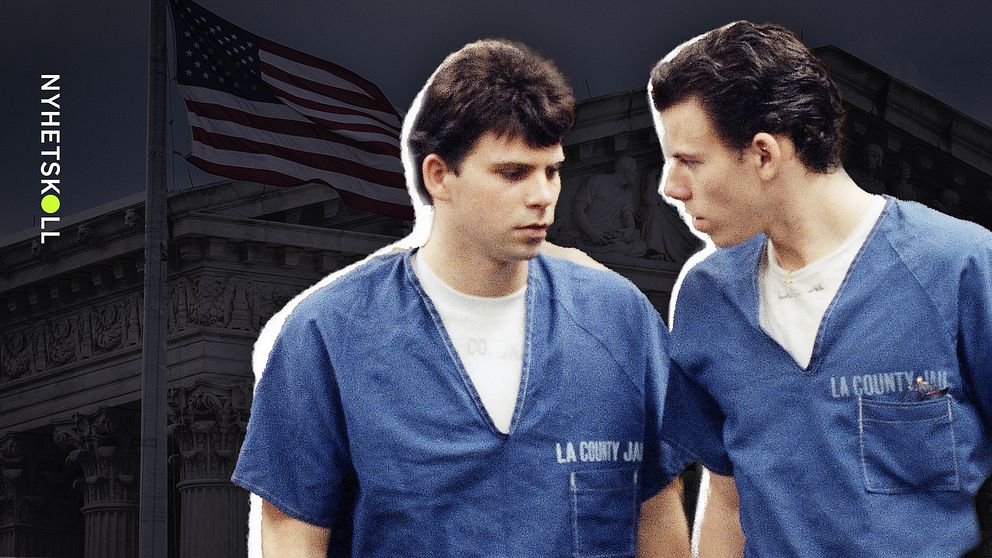 Två personer i blå fängelsekläder står framför ett domstolshus med amerikansk flagga.