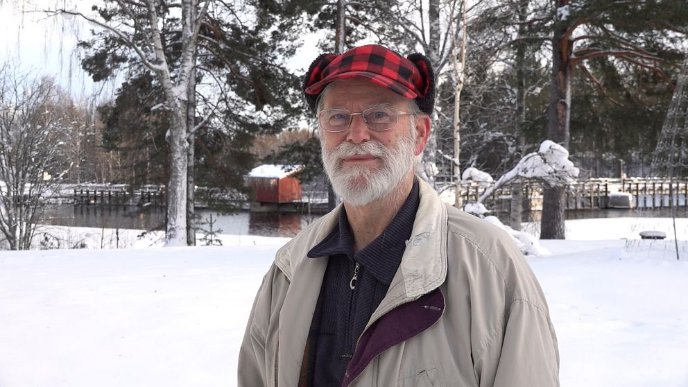 Anders Sundelius står framför en av de dammar som kan komma att rivas för att skapa bättre vattenmiljö i Ljungan