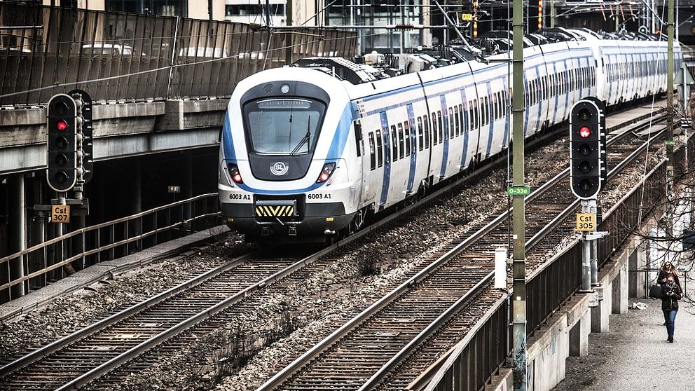 Pendeltåg lämnar Stockholm.