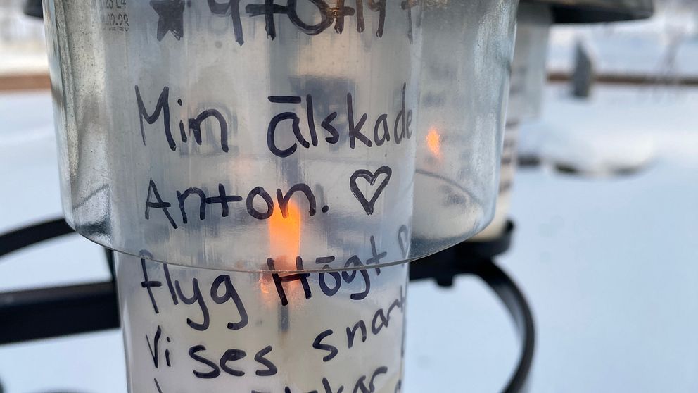 Ljus vid minneslund vid Tuna kyrka i Matfors som tänts till minne av Anton Runsvik som omkom i hissolyckan i Sundbyberg minne av Anton Runsvik