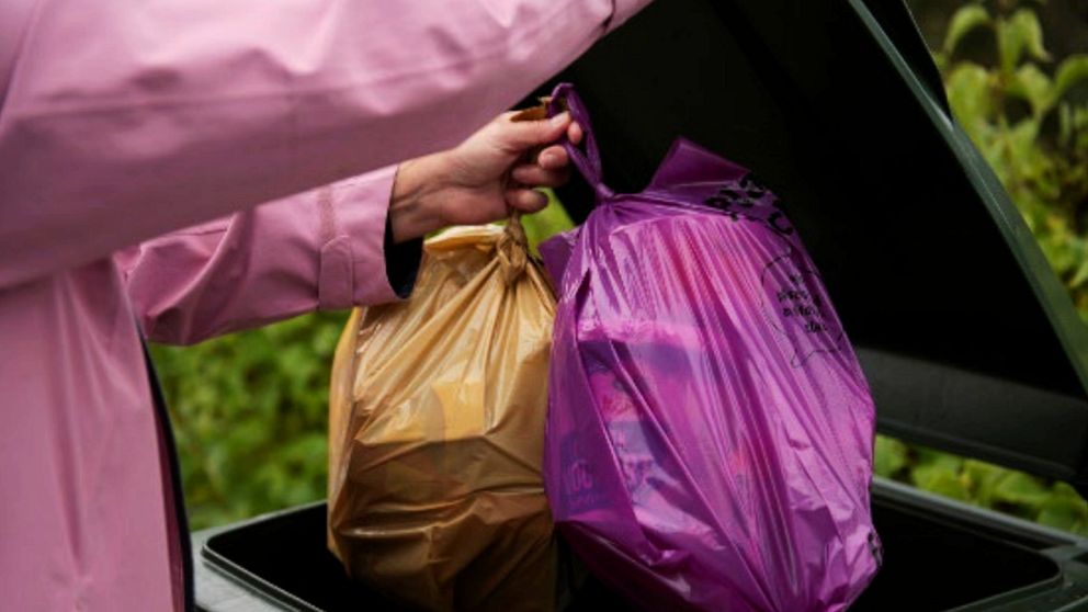 Orange blir lila, gul blir brun – nu byter avfallspåsarna färg | SVT ...