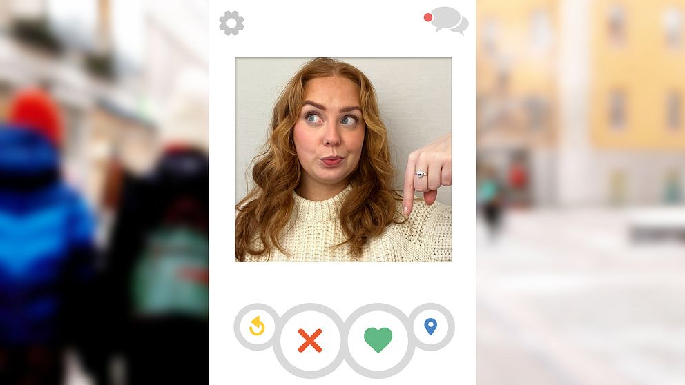 Kvinna pekar ner mot Tinderskylt