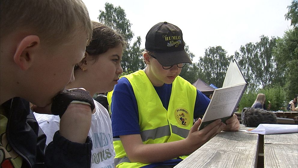 Feriepraktikanten Henning läser för en barngrupp i Årjäng.