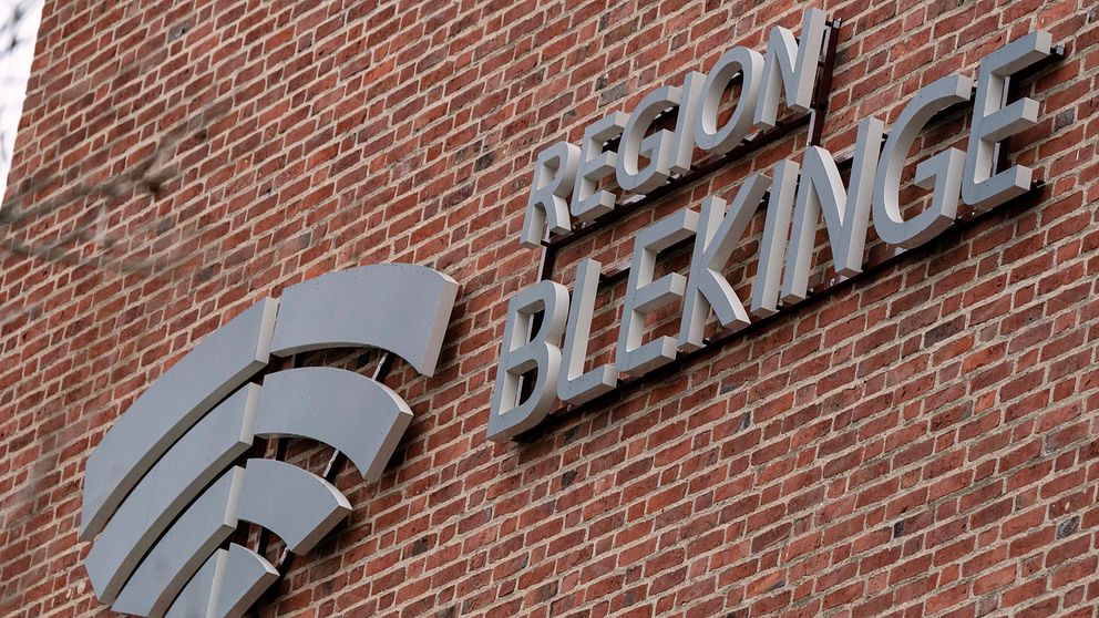 Tegelvägg med logotyp och text för ”Region Blekinge”.