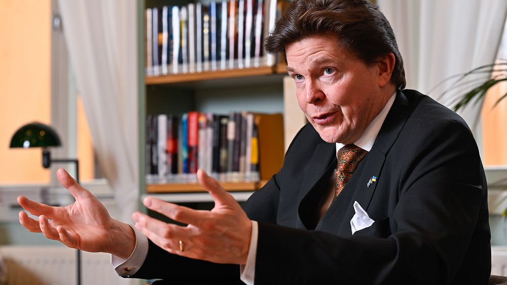 Talmannen Andreas Norlén släpper boken ”Talmannens guide till svensk poesi”.