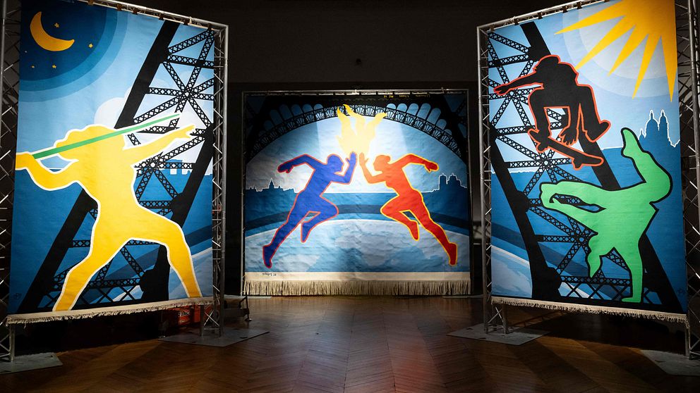 Gobelängen, formad av Marjani Strapati, som avtäcks i Paris inför olympiska spelen.