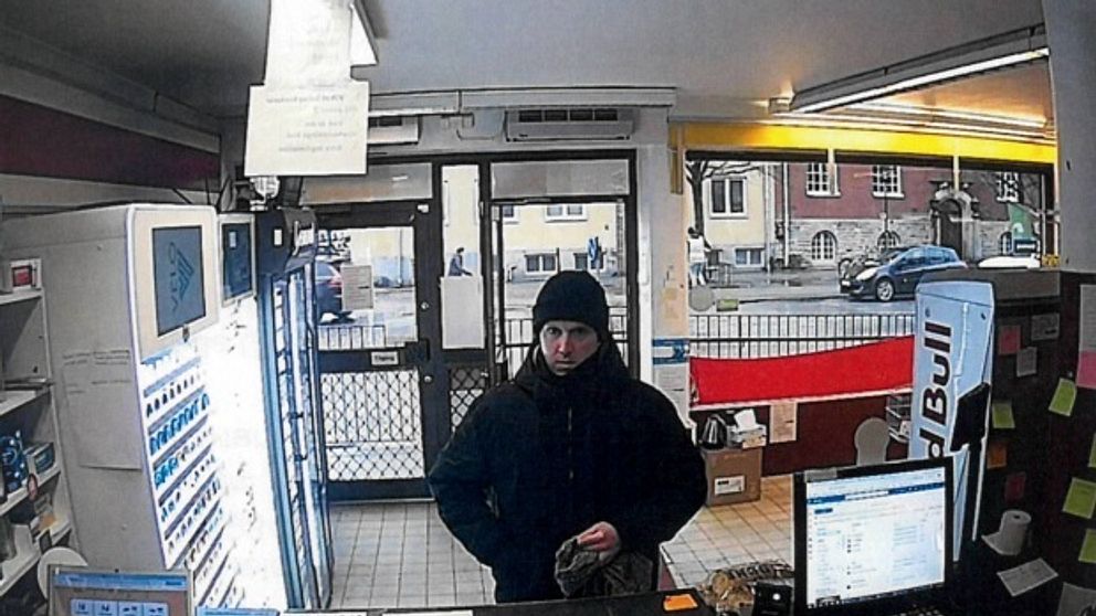 Rickard Andersson hämtar ut ett paket dagarna innan massmordet.