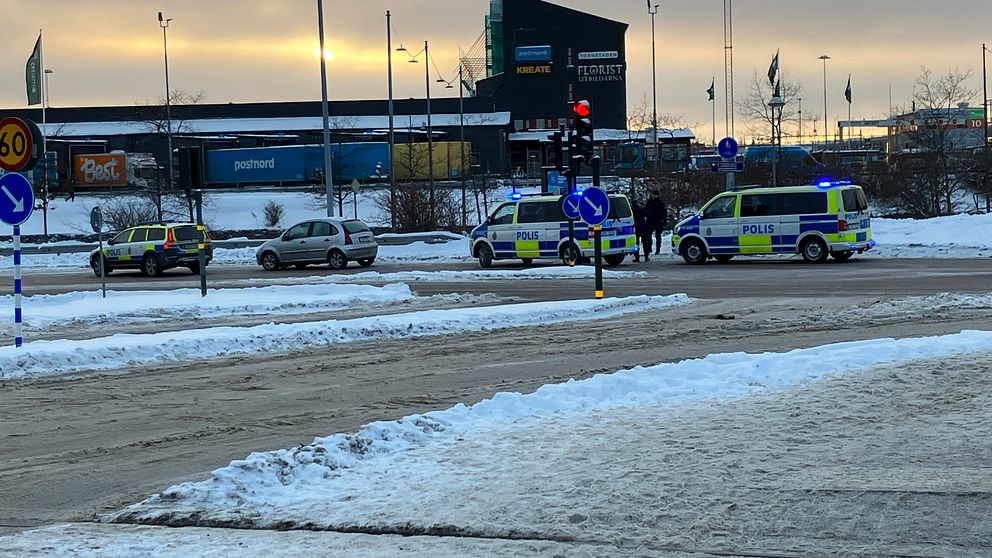 Polisen på plats efter en skjutning i Hägersten.